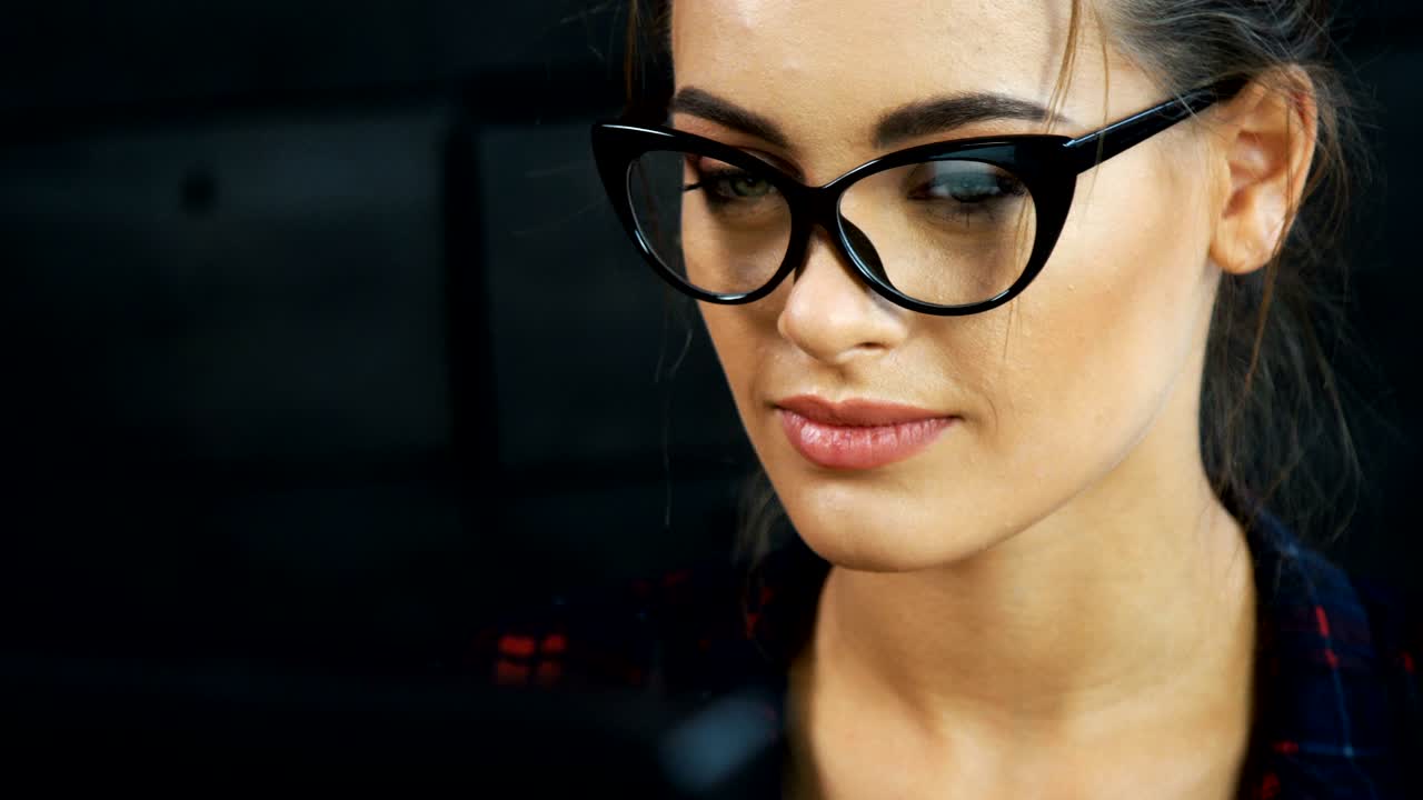 una chica hermosa trabajando con una computadora.