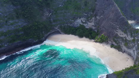 Imágenes-Aéreas-De-Drones-Sobre-Una-Hermosa-Playa-Entre-Acantilados-En-Bali