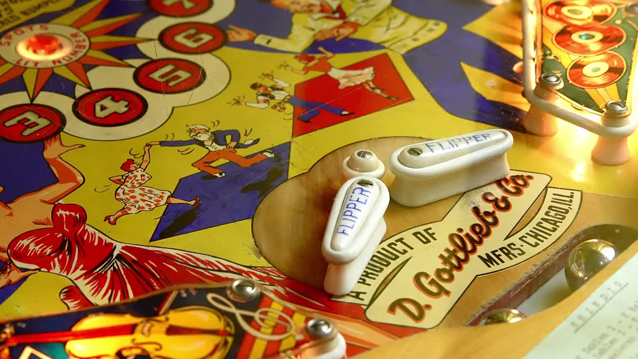 핀볼 기계 플리퍼 정지 및 공을 놓치, 가까운 손잡이 고정  ⁇