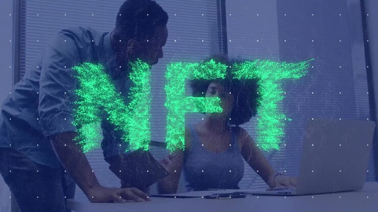Animazione del testo NFT su diverse persone d'affari che parlano.