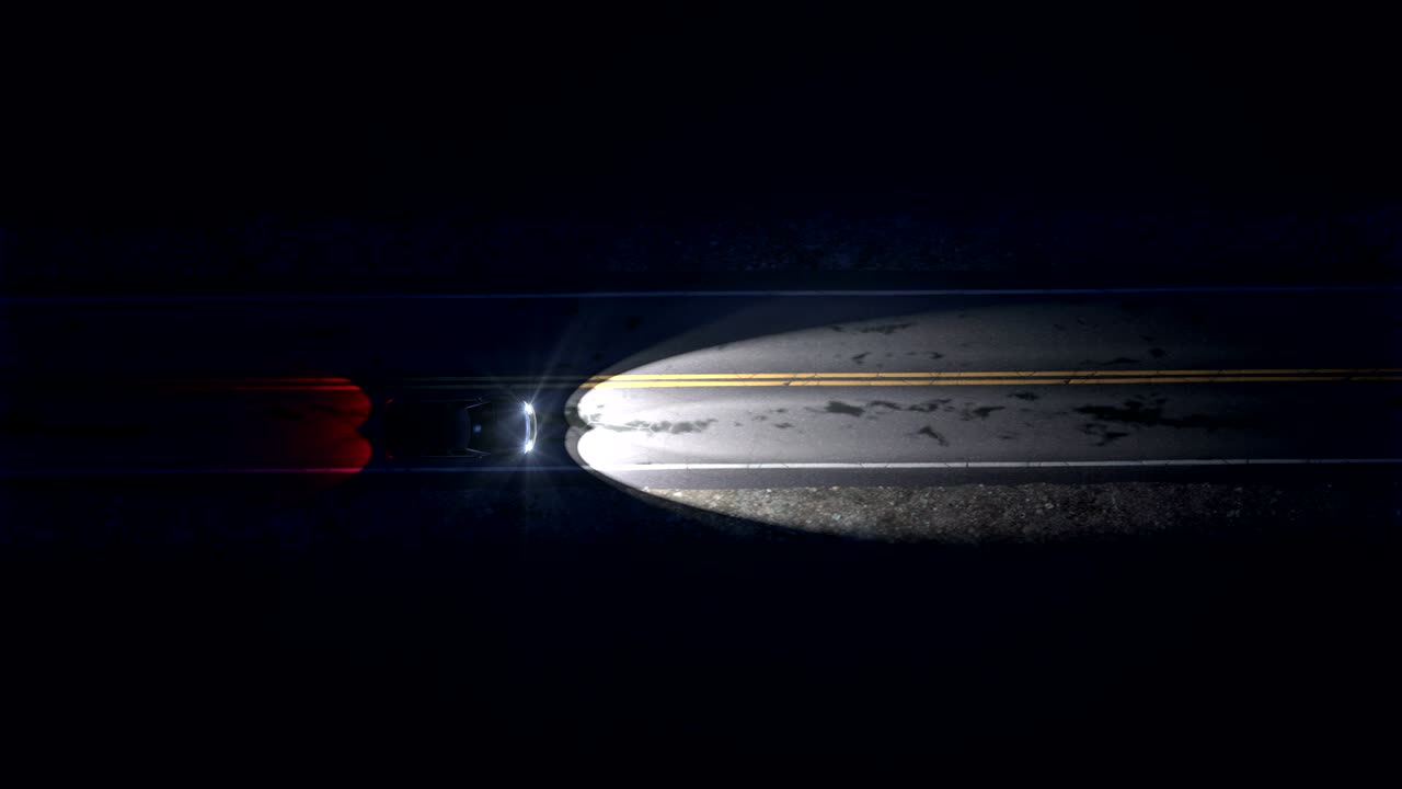 드론으로 왼쪽에서 오른쪽으로 헤드라이트가 있는 야간 시골 도로에서 자동차를 운전하는 모습