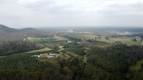 tierras de cultivo en el parque nacional glass house mountains en la zona de la costa del sol en queensland, australia