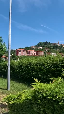 viñedo pintoresco y gasolinera en piamonte, italia