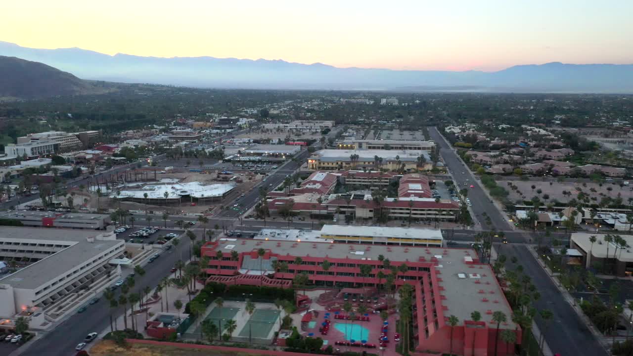 disparo de drones volando sobre la ciudad de palm springs en california al atardecer