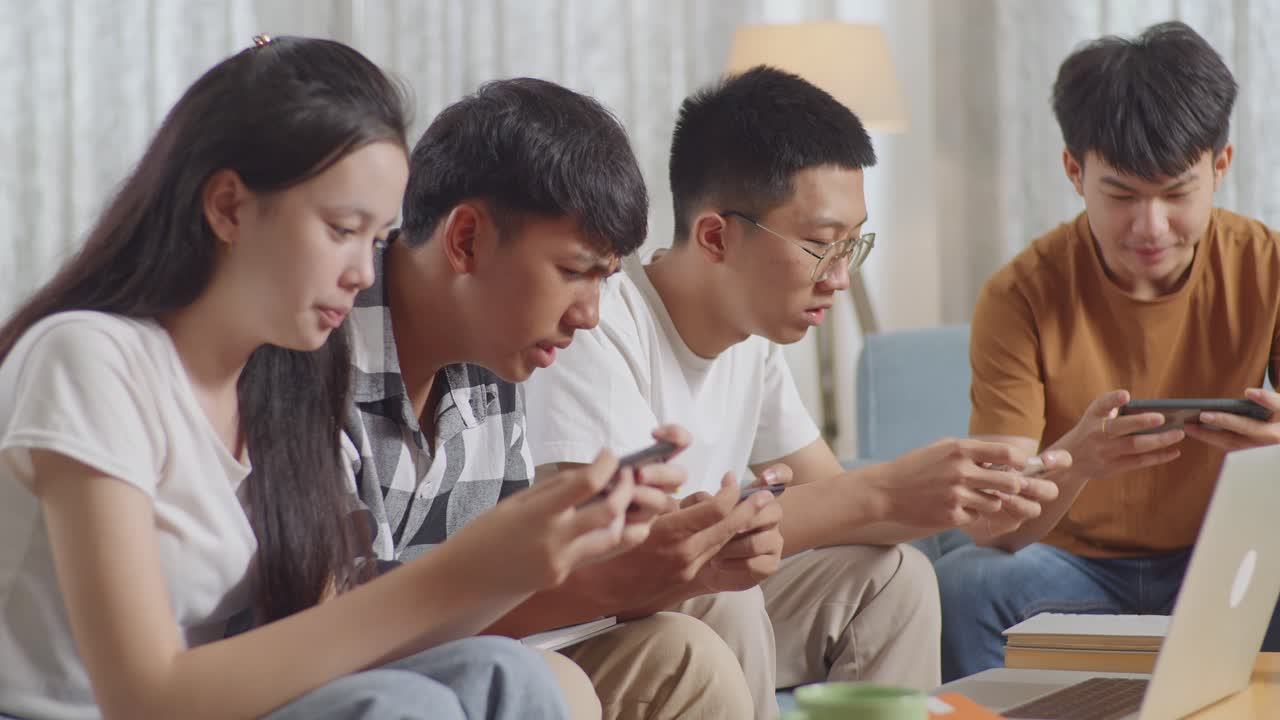 친구 들 이 집 에서 모바일 게임 을 하고 있다