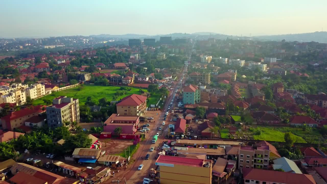 atasco de tráfico en la calle en la ciudad de kampala en uganda