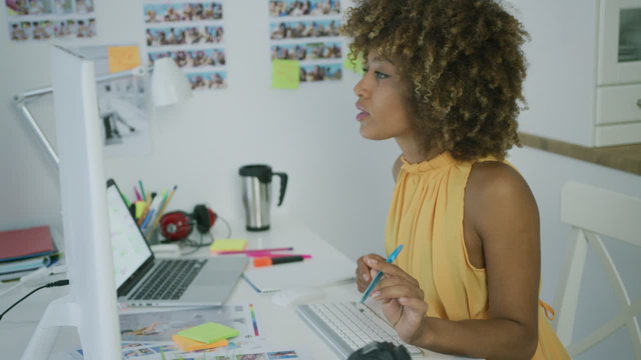 trabajador pensativo con estilo en el escritorio