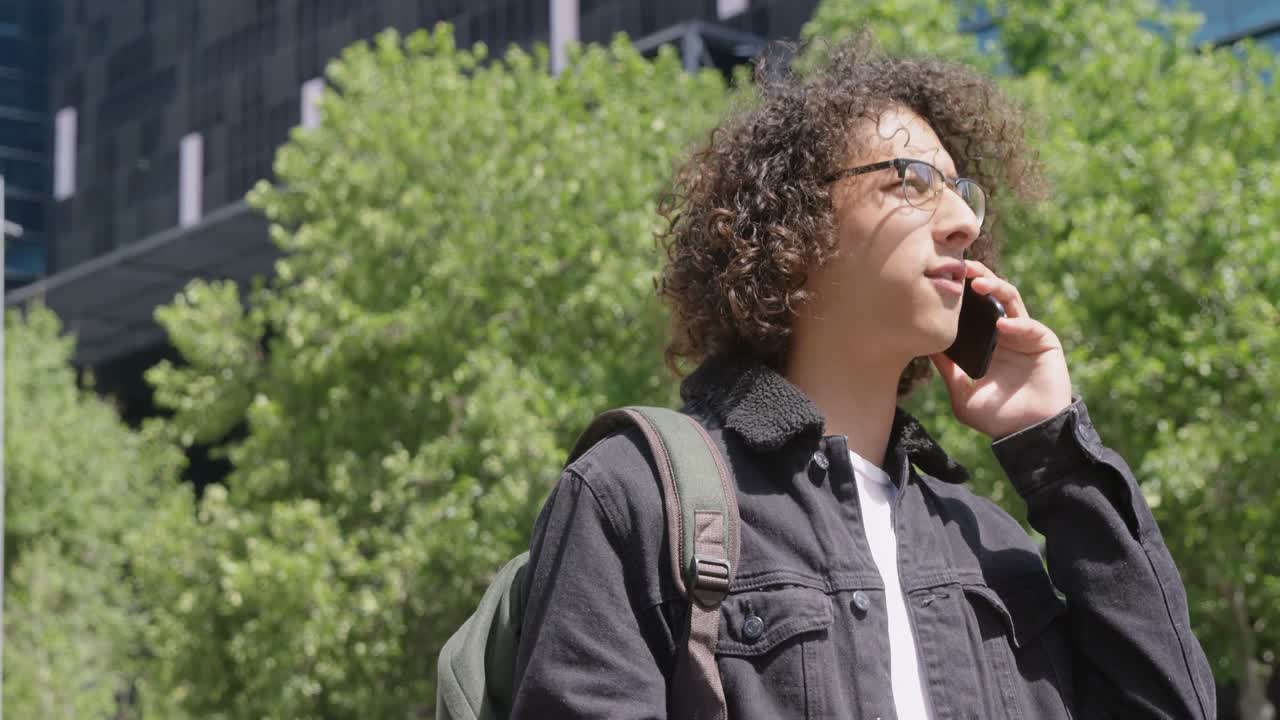 hombre hablando por teléfono móvil 4k