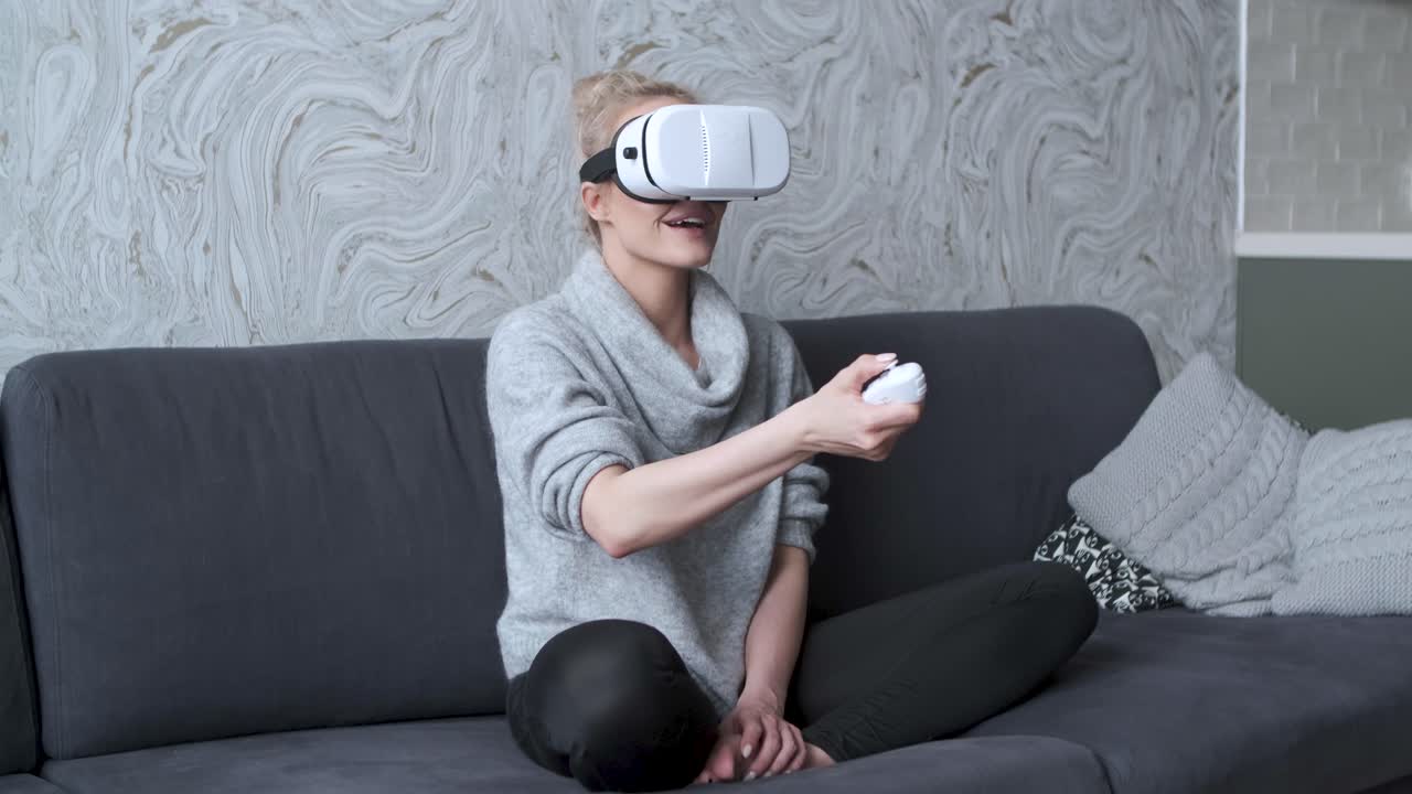mujer joven viendo videos o jugando con gafas vr en la cabeza
