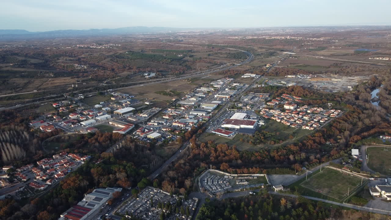 Vista aerea di una città suburbana con aree commerciali e industriali