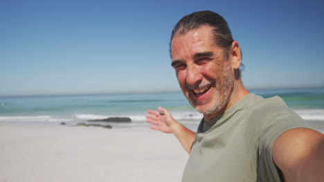 Hombre-Caucásico-Mayor-Disfrutando-Del-Tiempo-En-La-Playa