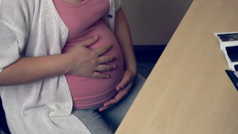 mujer embarazada y médico ginecólogo en el hospital
