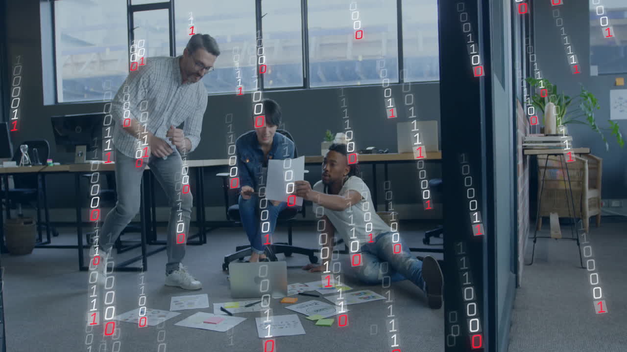 사무실에서 다양한 비즈니스 사람들 위에서 이진 코딩 데이터 처리의 애니메이션