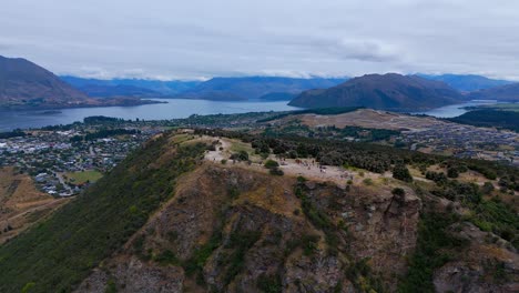 Panoramablick-Auf-Mount-Iron-Mit-Lake-Wanaka-Und-Den-Südalpen-In-Der-Ferne