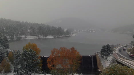 Innenstadt-Von-Evergreen-Lake-Damm,-Amerikanische-Flagge,-Colorado,-Historische-Innenstadt,-Antenne,-Drohne,-Schneesturm,-Herbst,-Herbst,-Winter,-Erster-Schneefall,-Bunt,-Espenbäume,-Felsiger-Berg,-Vorderer-Bereich,-Denver,-Rechter-Kreis,-Bewegung