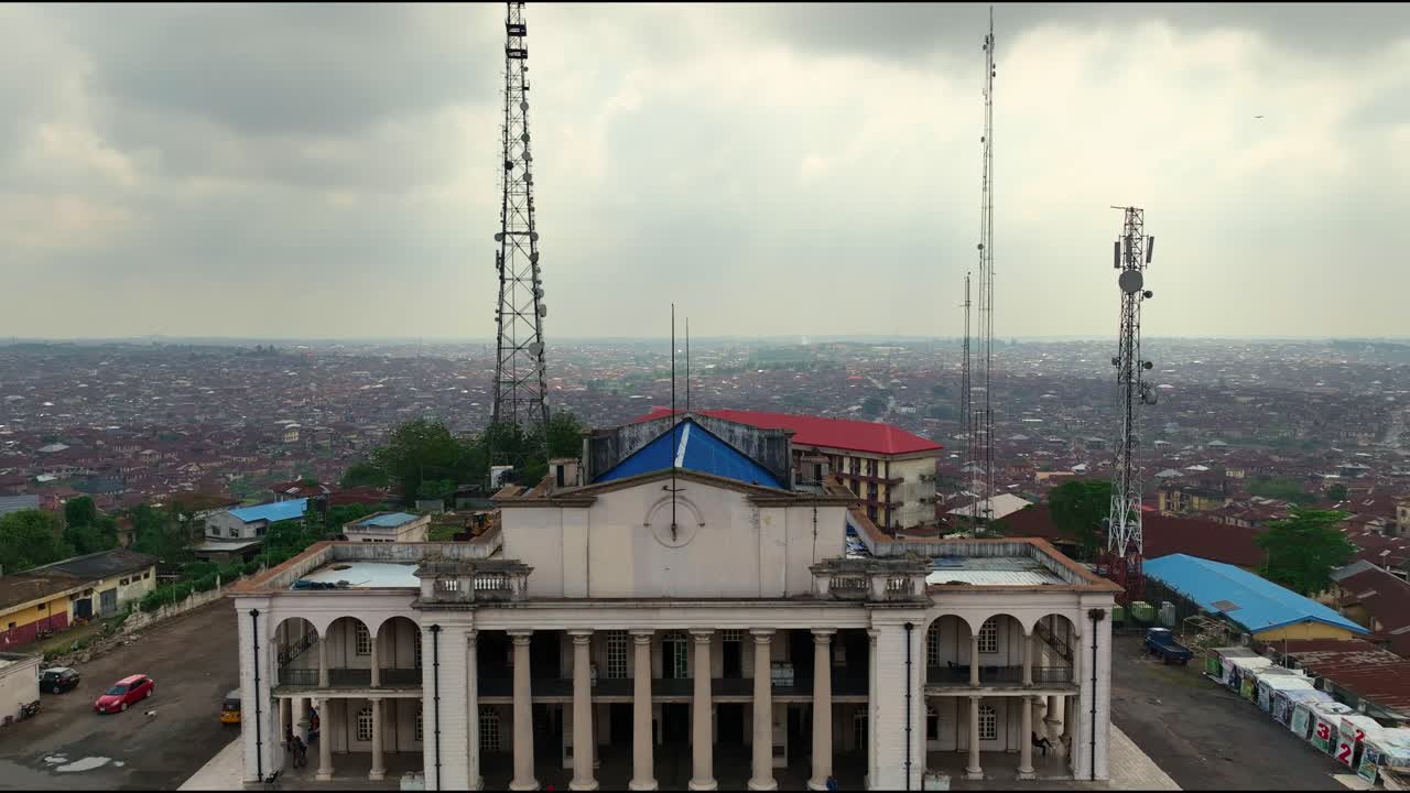Aérea - Tomada Ascendente do Mapo Hall em Ibadan