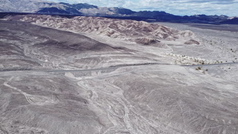 Toma-Aérea-Panorámica-Del-Paisaje-Montañoso-Del-Desierto-De-Nazca-En-Perú.