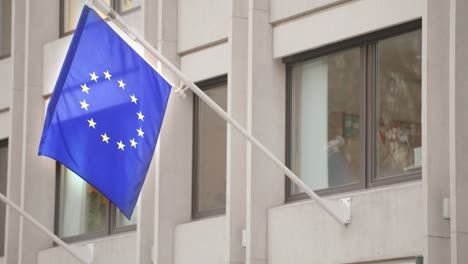 EU-Flagge-Auf-Europäischem-Gebäude-Winkt