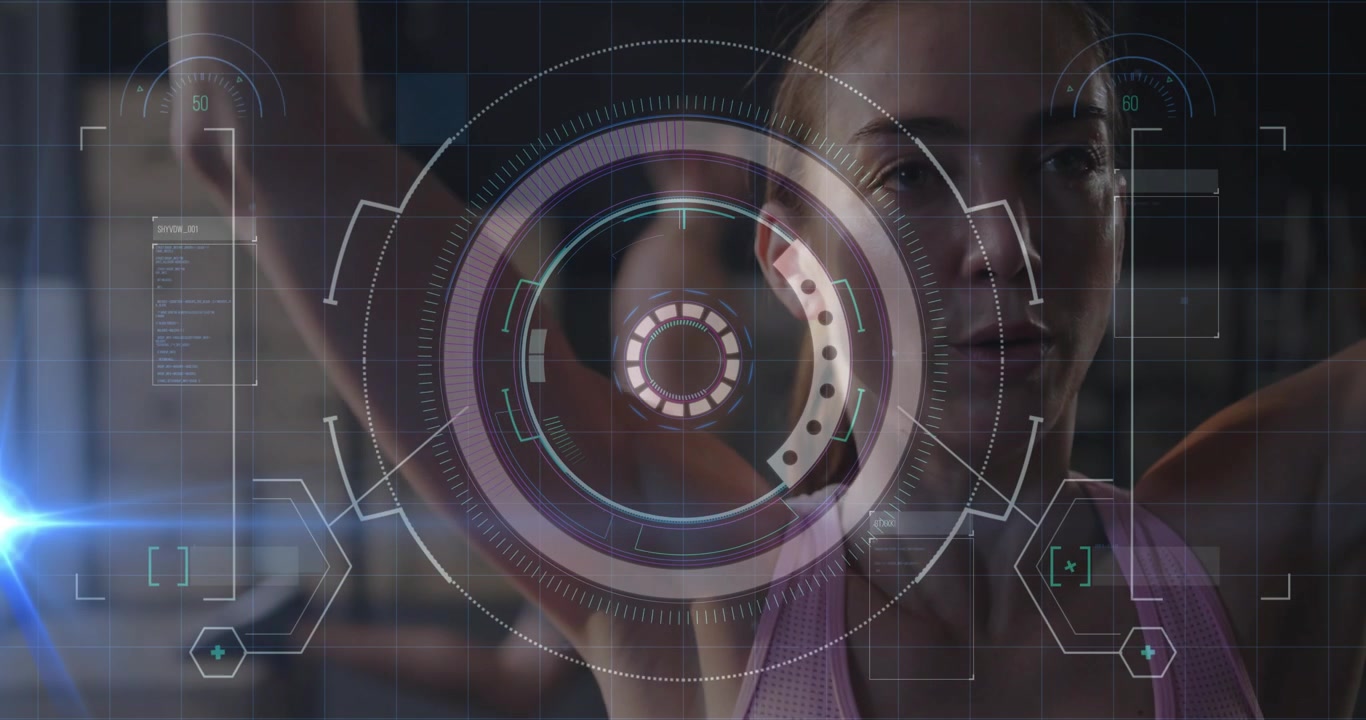 Donna di mezza età in canotta rosa che esegue esercizi per le spalle in palestra, sollevando un manubrio, con un HUD che appare.