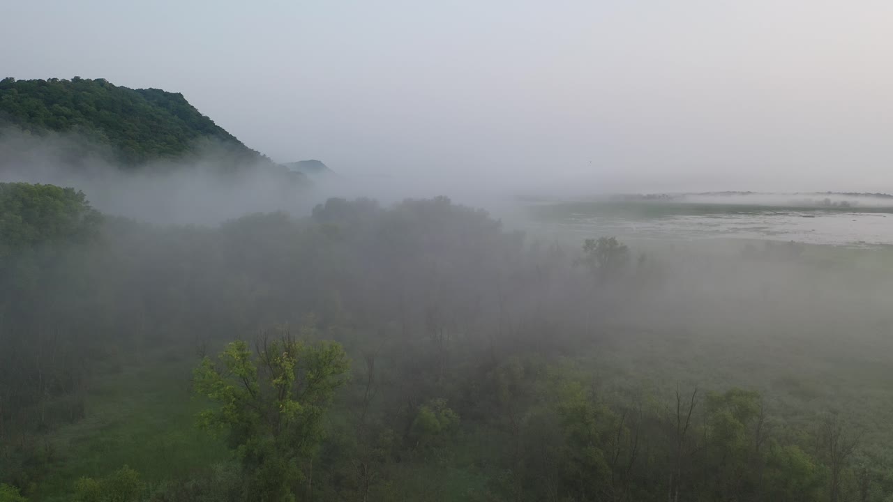 안개가 가득한 강 계곡 풍경