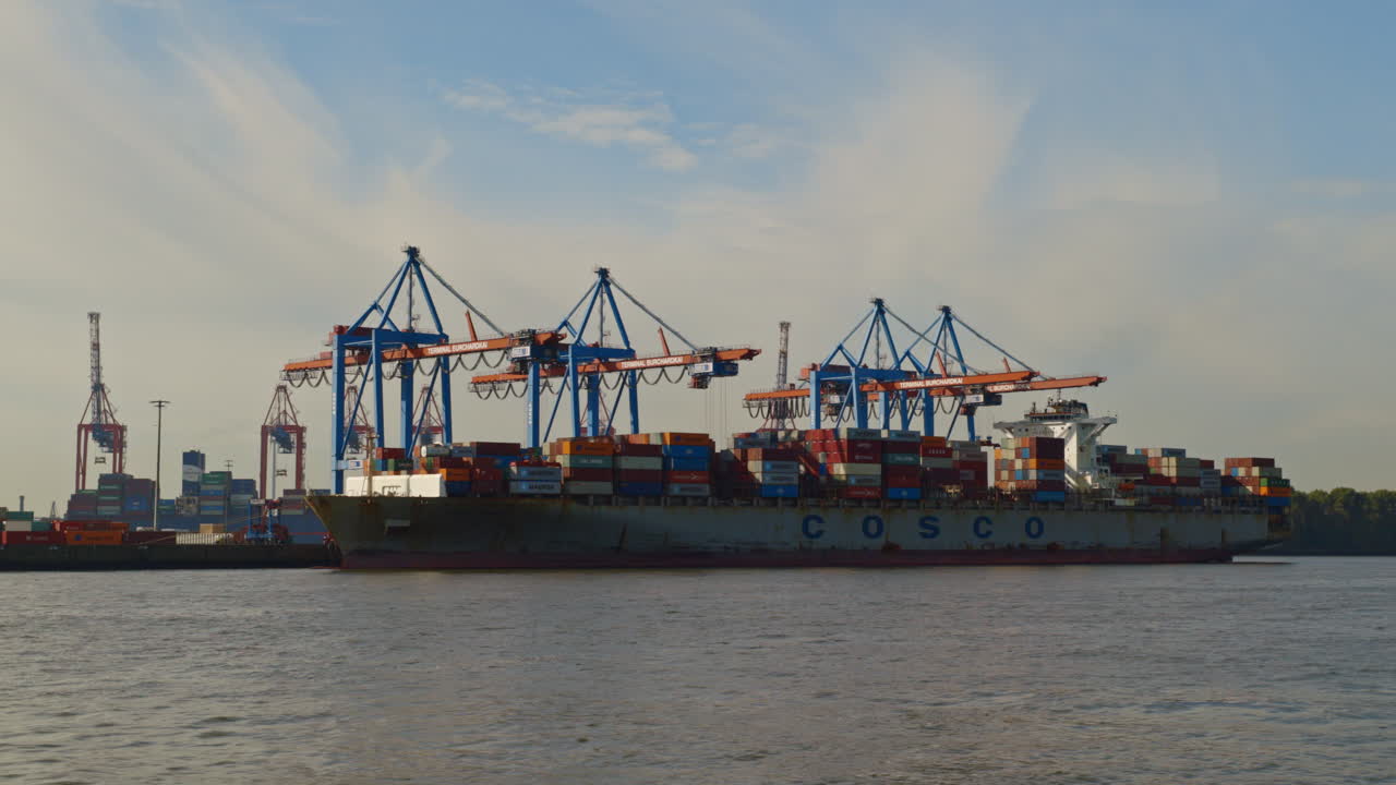 Containerskib i en havn