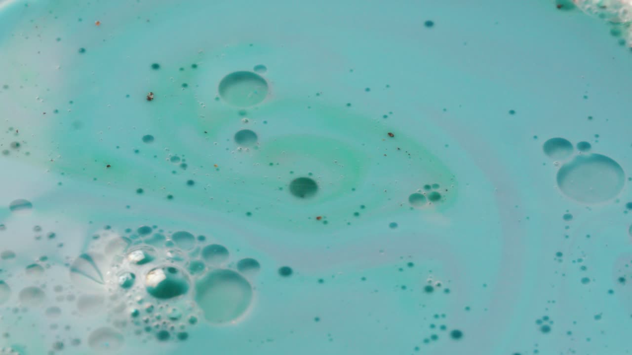 попробуйте гипнотическую привлекательность вихревых цветов в наших динамических экспериментах с краской, где динамика жидкости создает захватывающие узоры