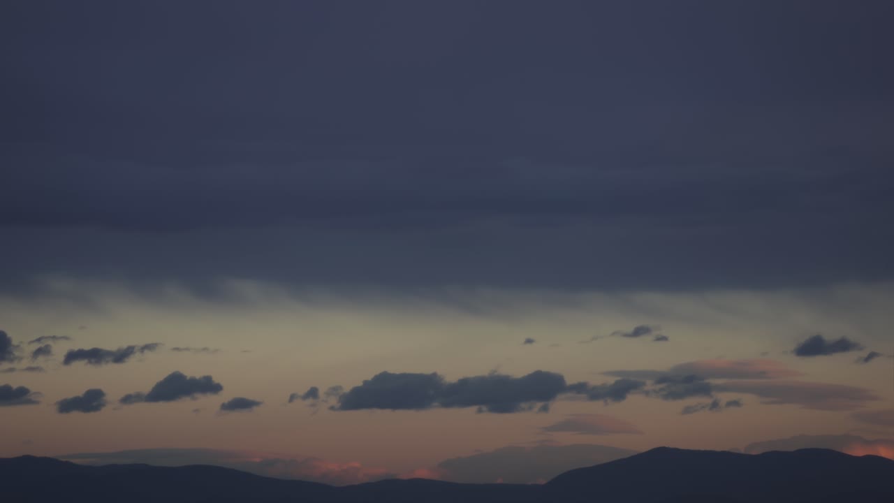 불가리아의 발칸 산맥 위에 어두운 파란 구름으로 아름다운 황혼 하늘