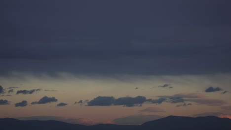 hermoso cielo al anochecer con nubes azules oscuras sobre las montañas de los balcanes en bulgaria