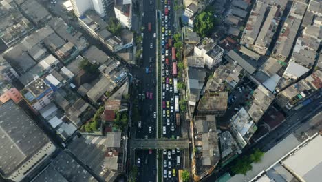 Volando-sobre-la-carretera-principal-en-Bangkok