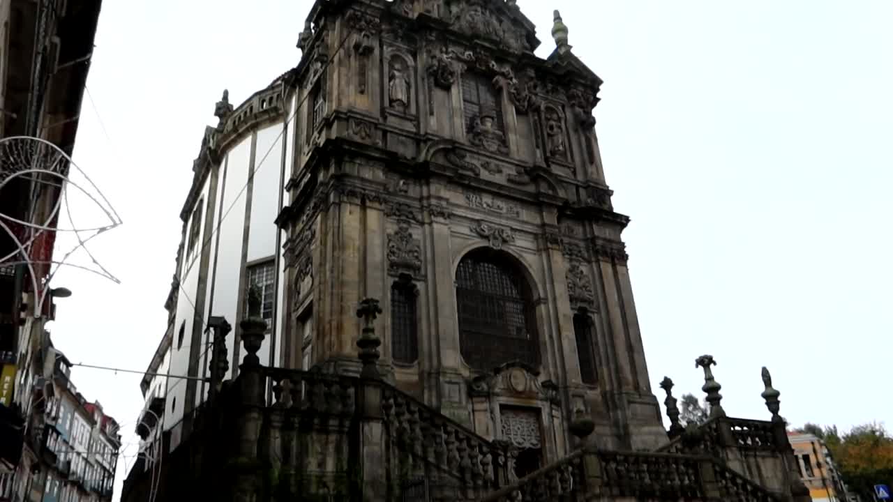 Ripresa in tilt-up della silhouette della Chiesa dei Chierici, Porto, Portogallo