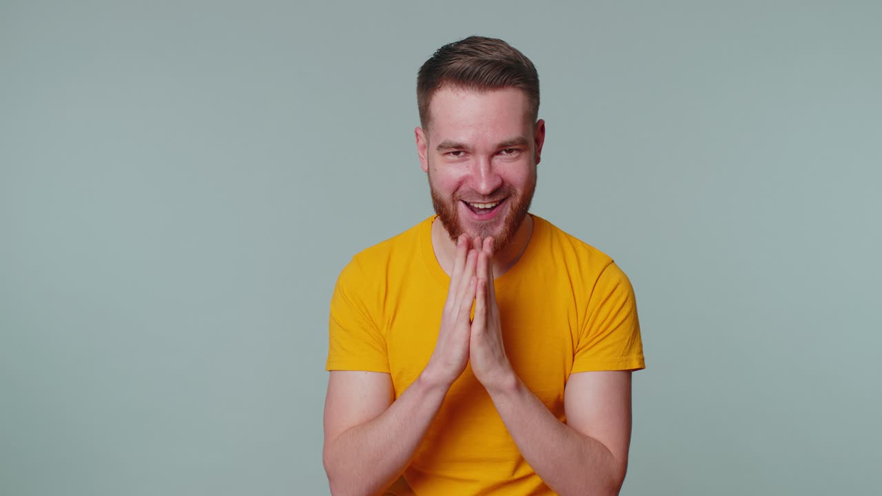 hombre astuto y astuto con una cara engañosa planeando planes malvados, pensando en ideas villanas, bromas, bromas