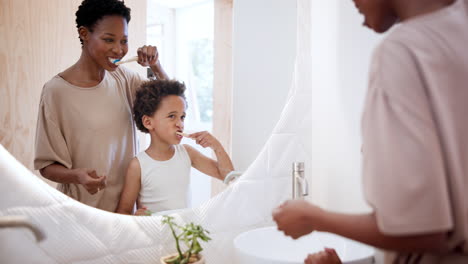 Mujer,-Niño-O-Cepillarse-Los-Dientes-En-El-Espejo.