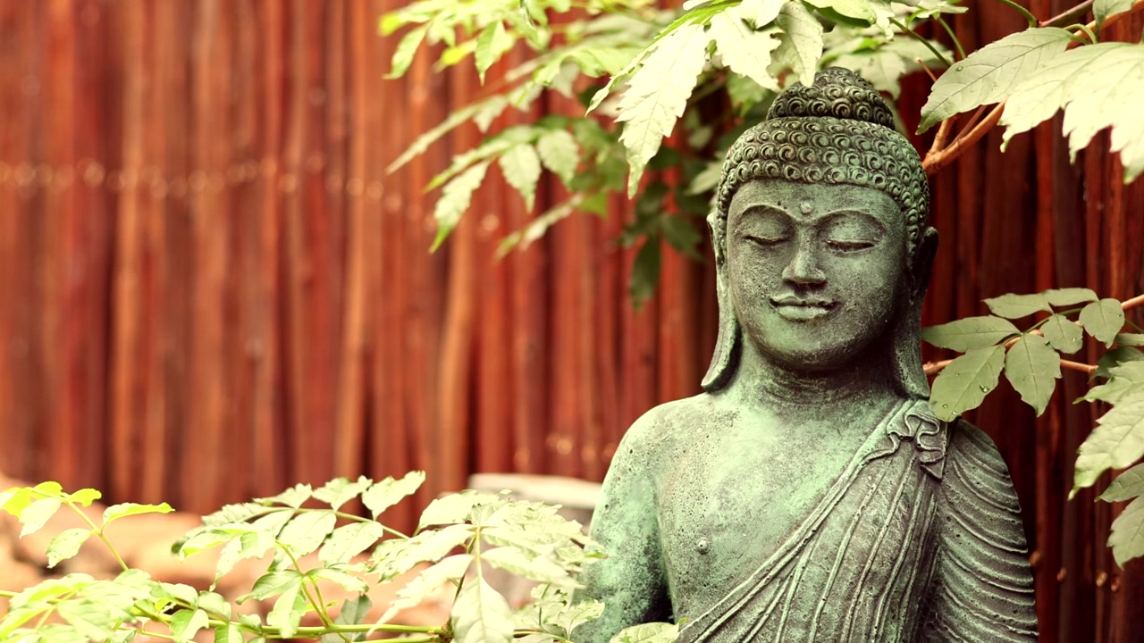 Statua meditativa di Buddha in un giardino zen, una brezza calmante che crea tranquillità