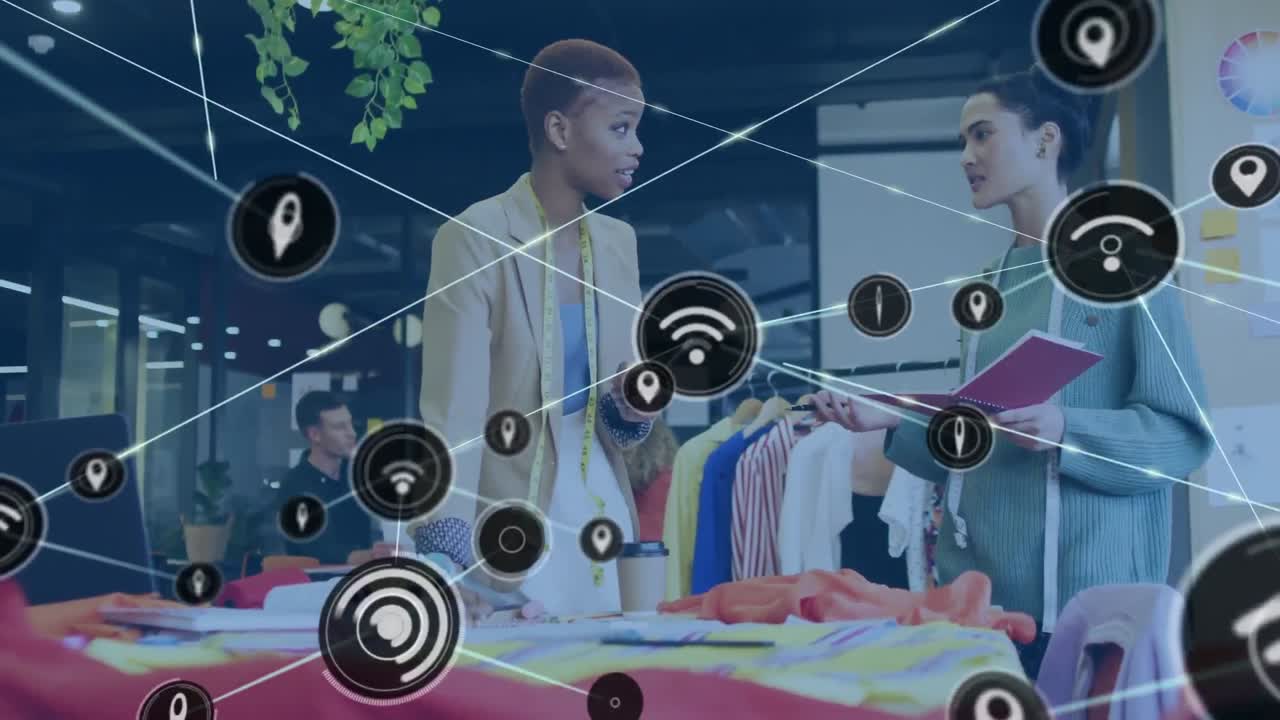 두 명의 다양한 여성 패션 디자이너가 스튜디오에서 토론하는 디지털 아이콘 네트워크의 애니메이션