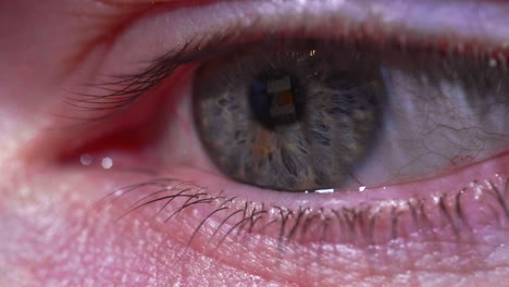 foto macro del ojo de una persona con reflejo de la pantalla del teléfono móvil