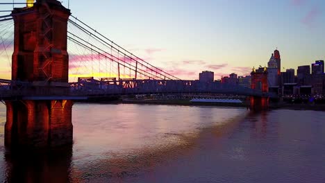 Una-Hermosa-Tarde-Aérea-De-Cincinnati,-Ohio,-Con-El-Puente-Que-Cruza-El-Río-Ohio-En-Primer-Plano-1