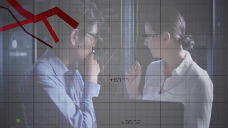 animación de líneas rojas sobre diversos ingenieros de ti masculinos y femeninos con computadora portátil por servidor de computadora