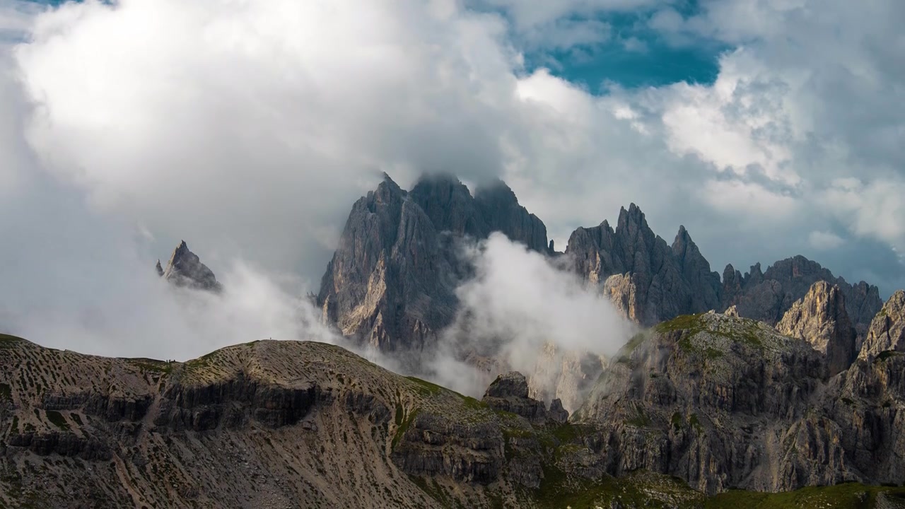 Timelapse. Cime delle Dolomiti italiane e inversioni nuvolose nella stagione estiva.