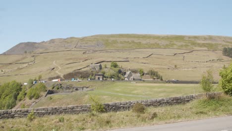 Lapso-De-Tiempo-De-Los-Vehículos-Que-Circulan-Por-Una-Carretera-Transpenina-Importante-A-Través-Del-Pueblo-De-Woodhead,-Derbyshire