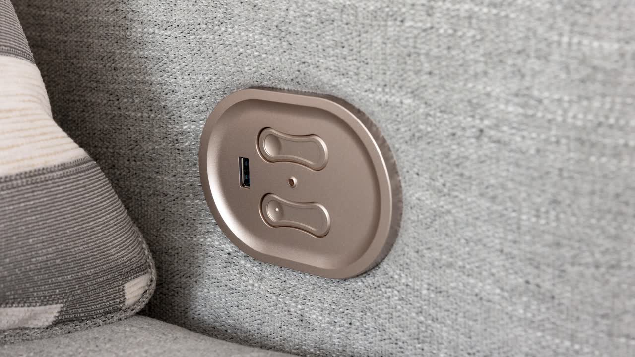 Painel de metal aproxima-se lentamente dentro de cadeira têxtil, detalhe macro