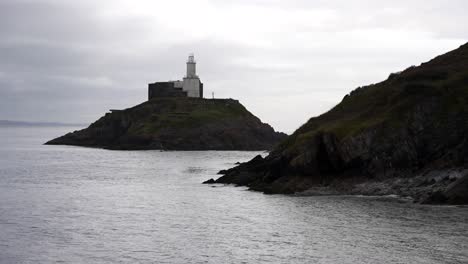 faro en una costa rocosa