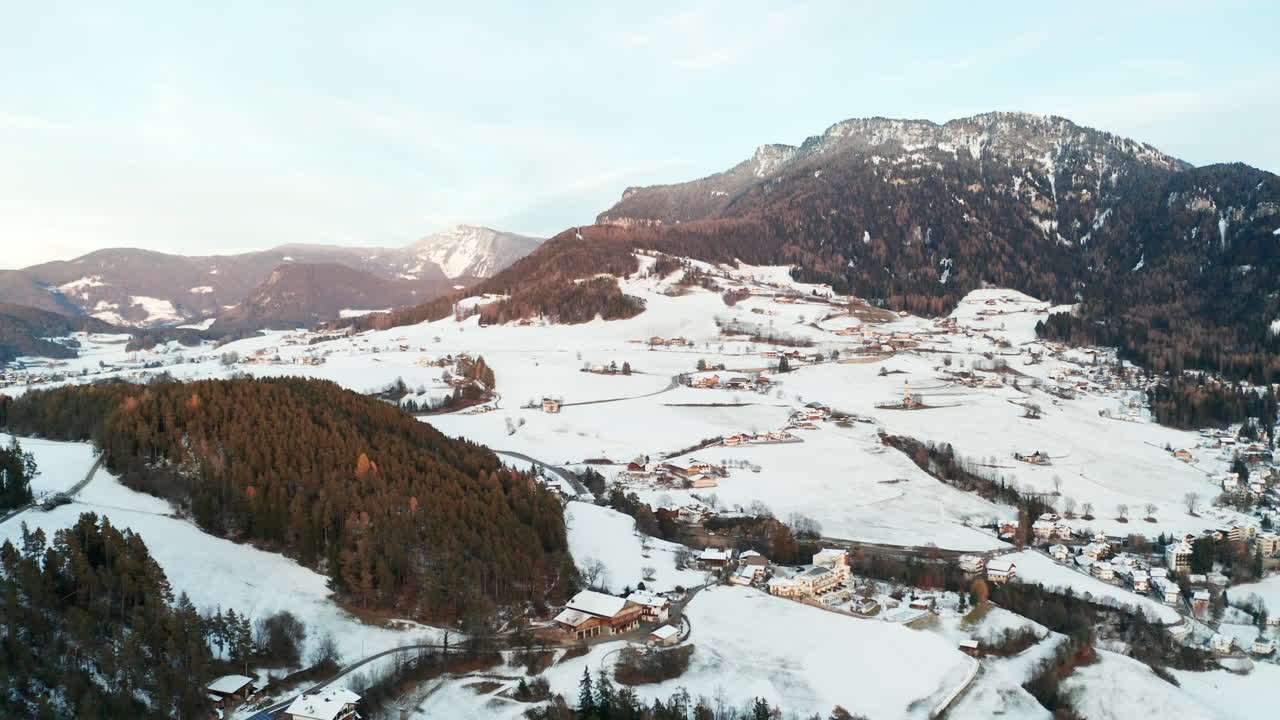 toma aérea volando sobre kastelruth en los dolomitas, italia, en plena temporada de esquí.
