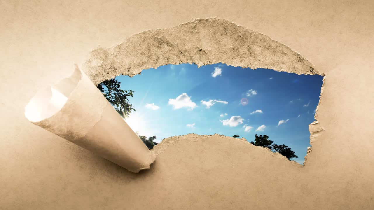 4k 타임  영상으로 푸른 하늘에서 빠르게 움직이는 구름이 오래된 레트로 그런지 빈티지 종이에 어진 가장자리를 가진 구을 통해 볼 수 있습니다.