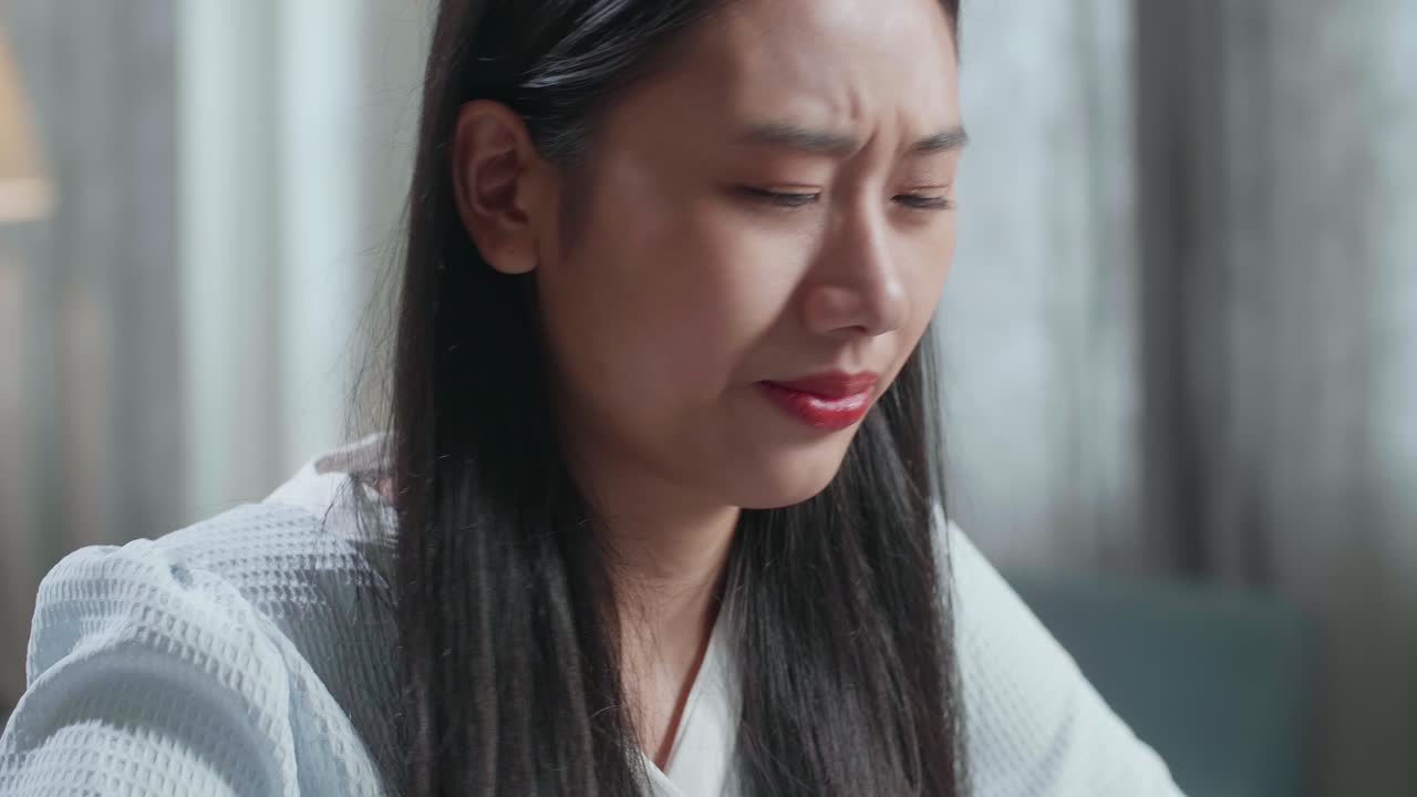 여성이 두통을 겪고 있습니다.