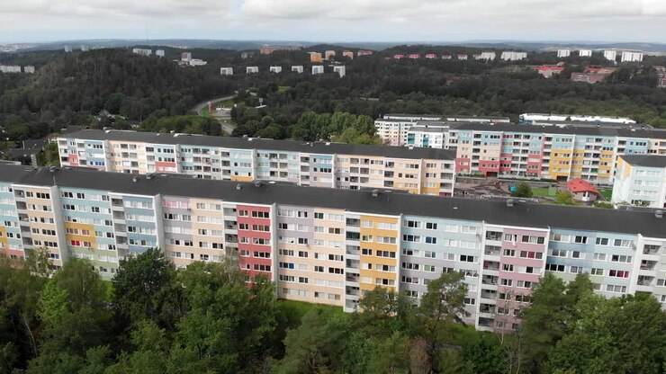 Luftfoto af Siriusgatan, Göteborg, Sverige, farverige beboelseslejligheder i rækkebygninger, panoramisk droneoptagelse