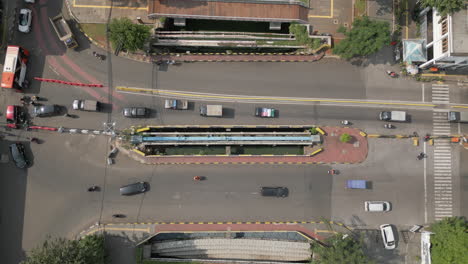 Überquerung-Der-Brücke-In-Der-Altstadt-Von-Jakarta-Am-Nachmittag