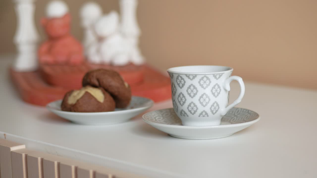 taza de café y galletas en una mesa blanca