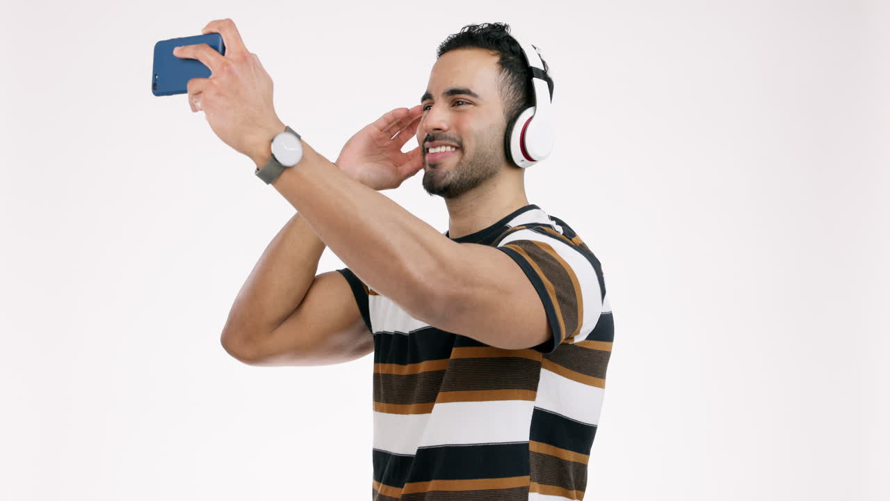 hombre, selfie y sonrisa en el estudio