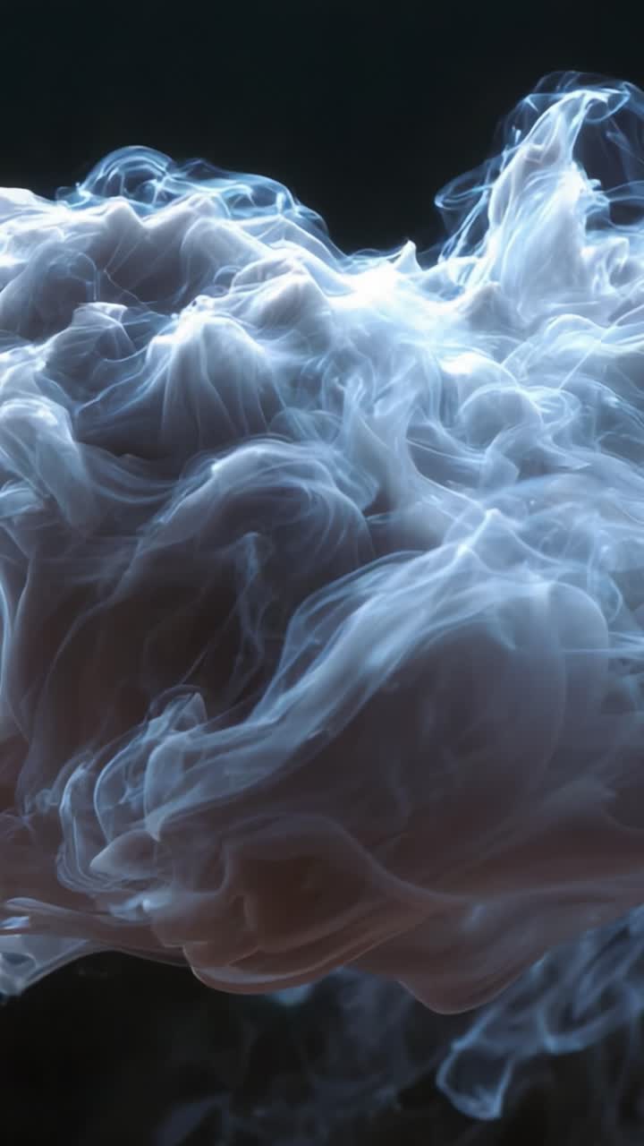 Danza eterea del fumo: un viaggio visivo attraverso forme fluide e luce mistica che rappresentano la bellezza e la transitorietà del fumo in movimento