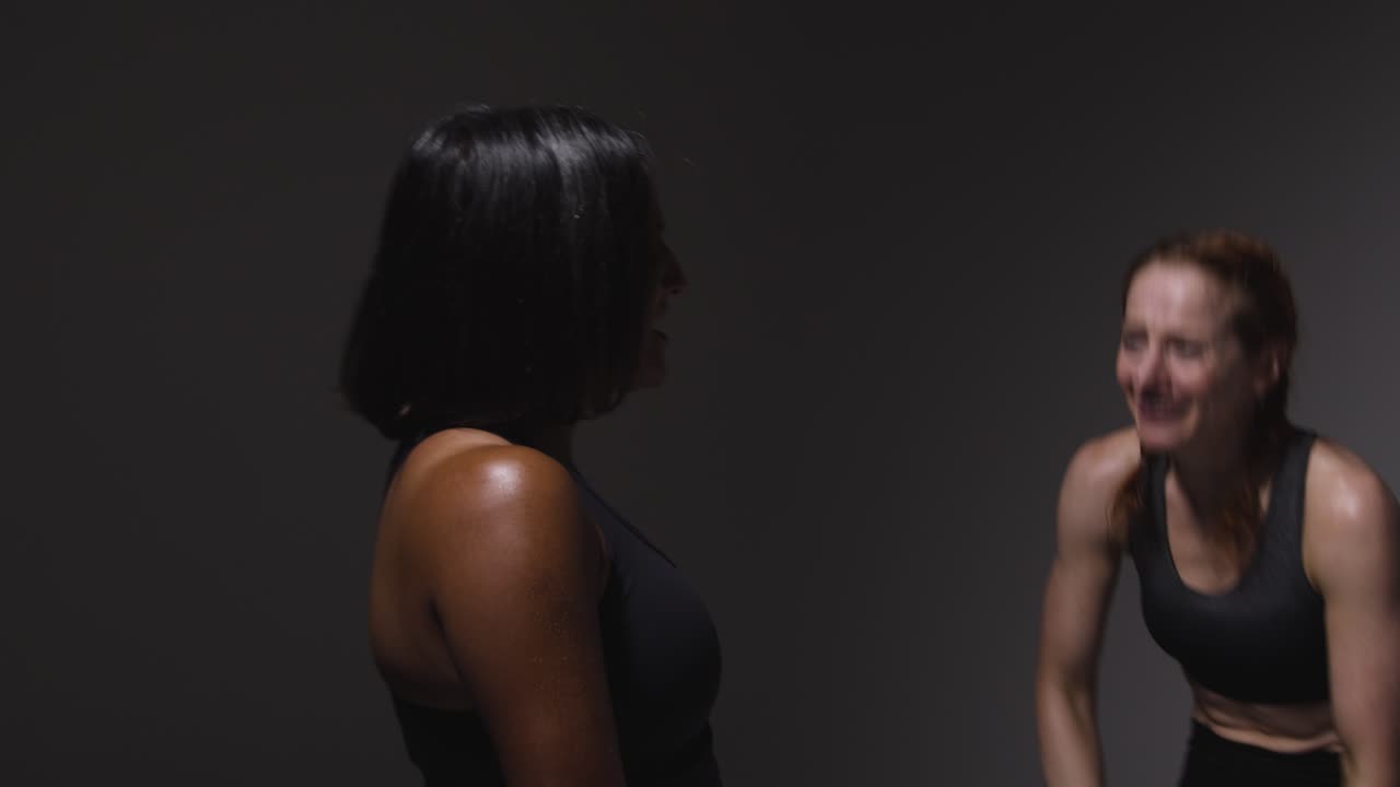 2명의 성숙한 여성이 체육 체육 옷을 입고 카디오 운동을 하는 스튜디오 이 함께 현장에서 달리고 있습니다.